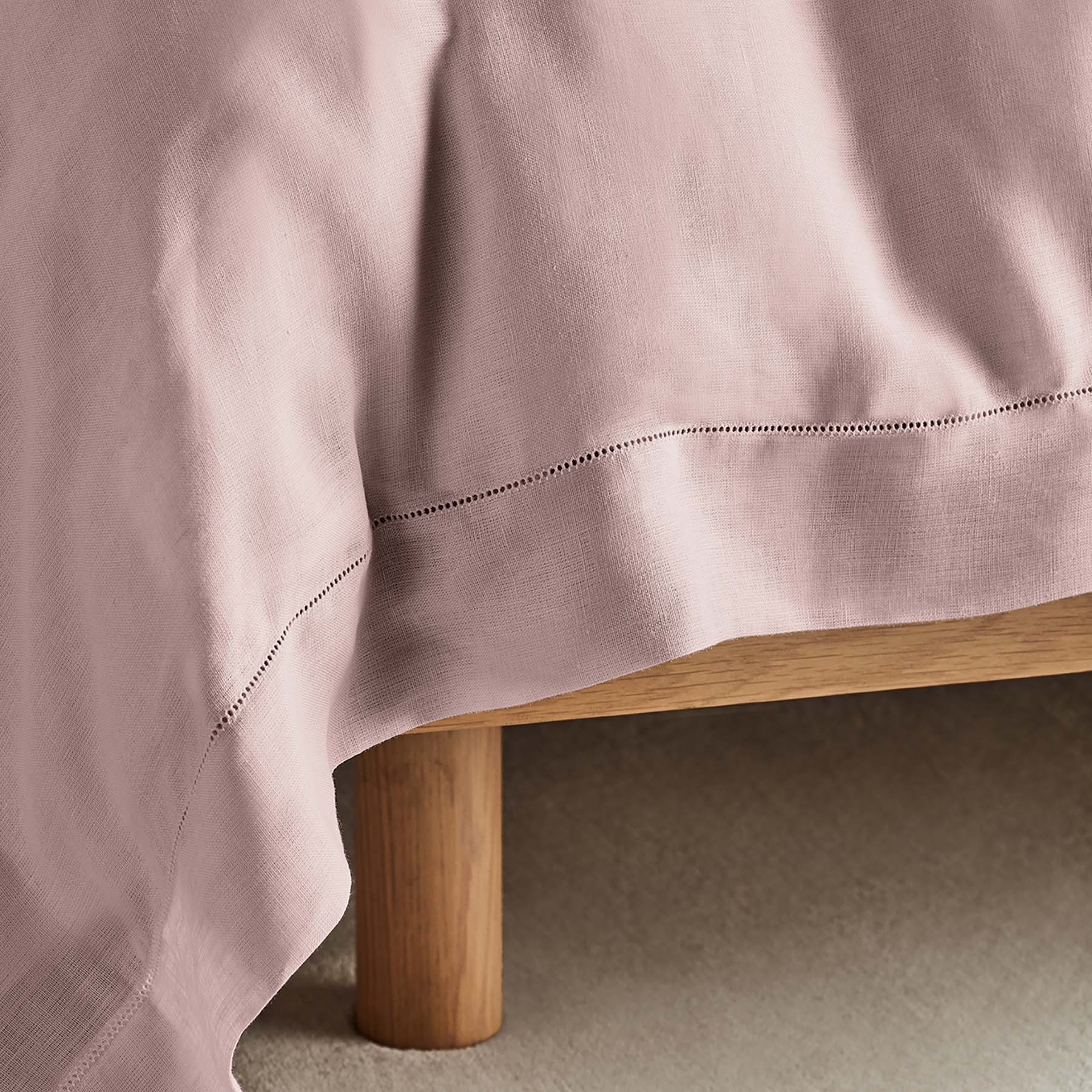Kings & Queens Vintage Linen Supreme Bundle Set in Mauve Fabric Detail Duvet