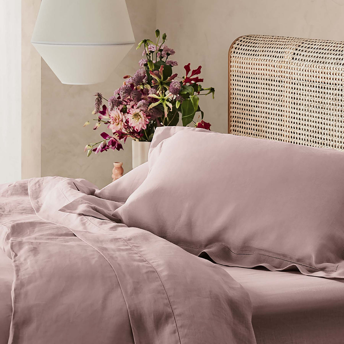 Kings & Queens Vintage Linen Supreme Bundle Set in Mauve Side View Duvet